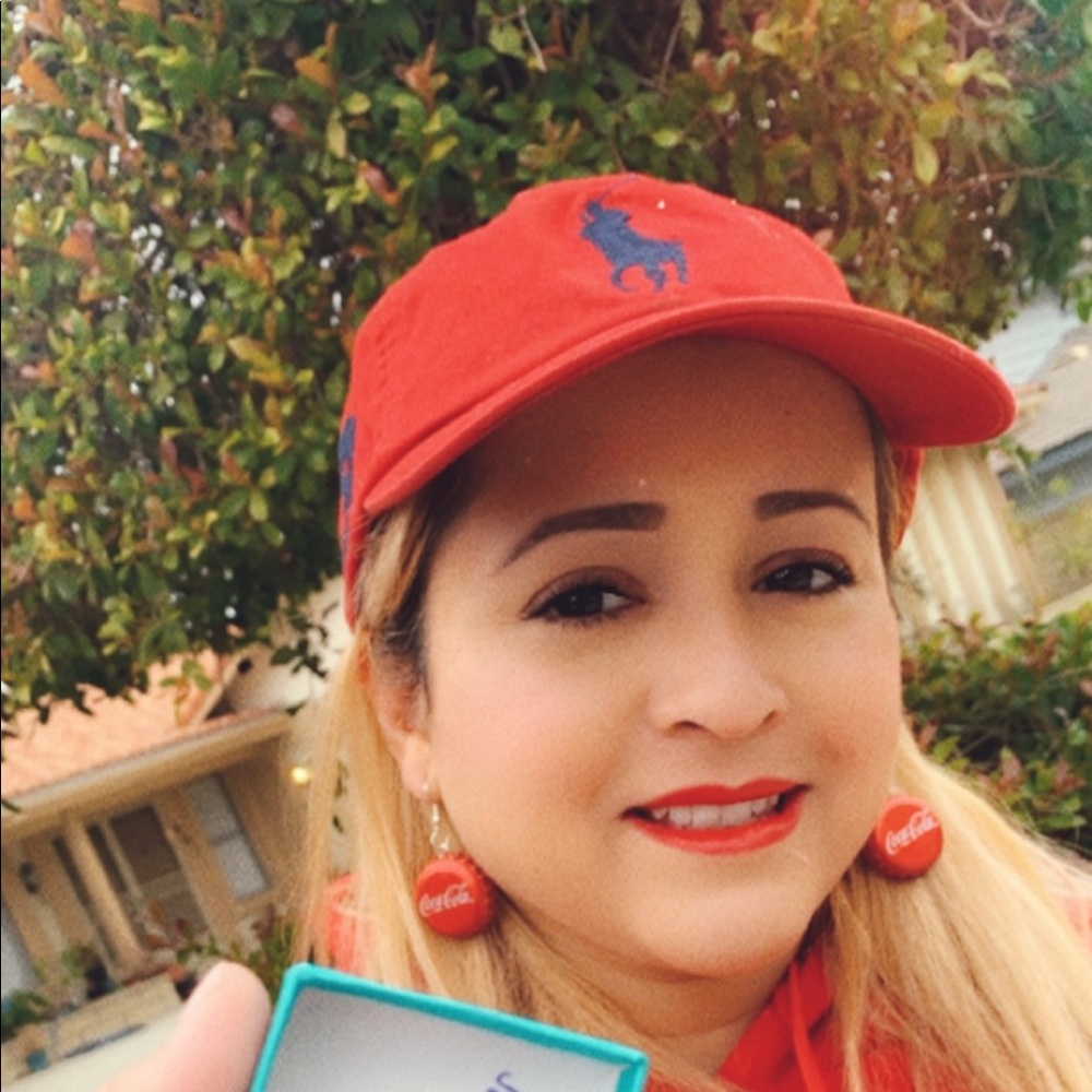 Meet your Posher, Elia